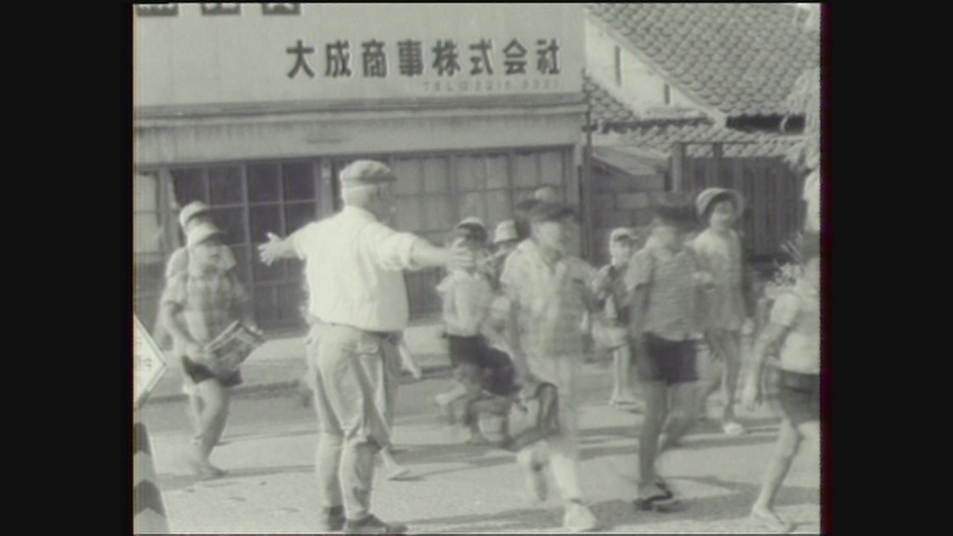 長野市街地の通学路で児童を見守る（1961年）イメージ